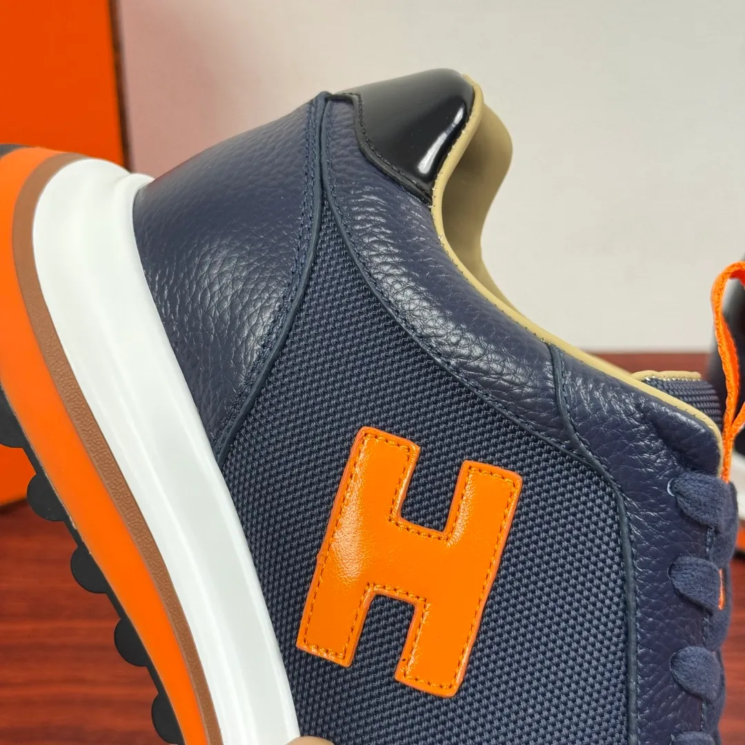 Batch 740 HERMES/Hermès men’s new sports shoes, rhythmic casual shoes: crafted with luxurious materials, luxurious walking experience! The upper is made of top-grade calfskin, with a fine texture like silk caressing the fingertips. The flexible texture is suitable for a variety of scenes; some shoes are integrated with breathable mesh, and the light breathing makes your steps refreshing at all times. The sole is made of high-elastic rubber composite material, and the carefully carved patterns give strong grip, making every step as stable as stepping on the clouds. At the same time, the cushioning and shock-absorbing technology is hidden in it, quietly eliminating the impact of the road. From urban commuting to outdoor walking, Hermès uses luxurious materials and craftsmanship to make every step a double luxury of texture and comfort, showing the brand's ultimate pursuit of details and quality in every inch. Size: 39-40-41-42-43-44 leather shoe size (38.45.46 can be customized) Item number: H25286 leather mesh blue
